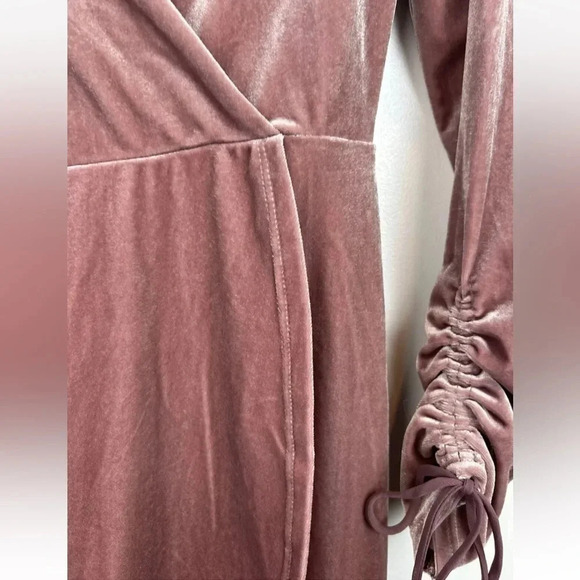 Urban Outfitters UO Dusty Pink Goldmine Velvet Faux Wrap Romper Size M Medium - Picture 4 of 6